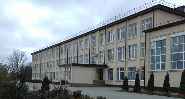 Здание школы в станице Старотитаровская